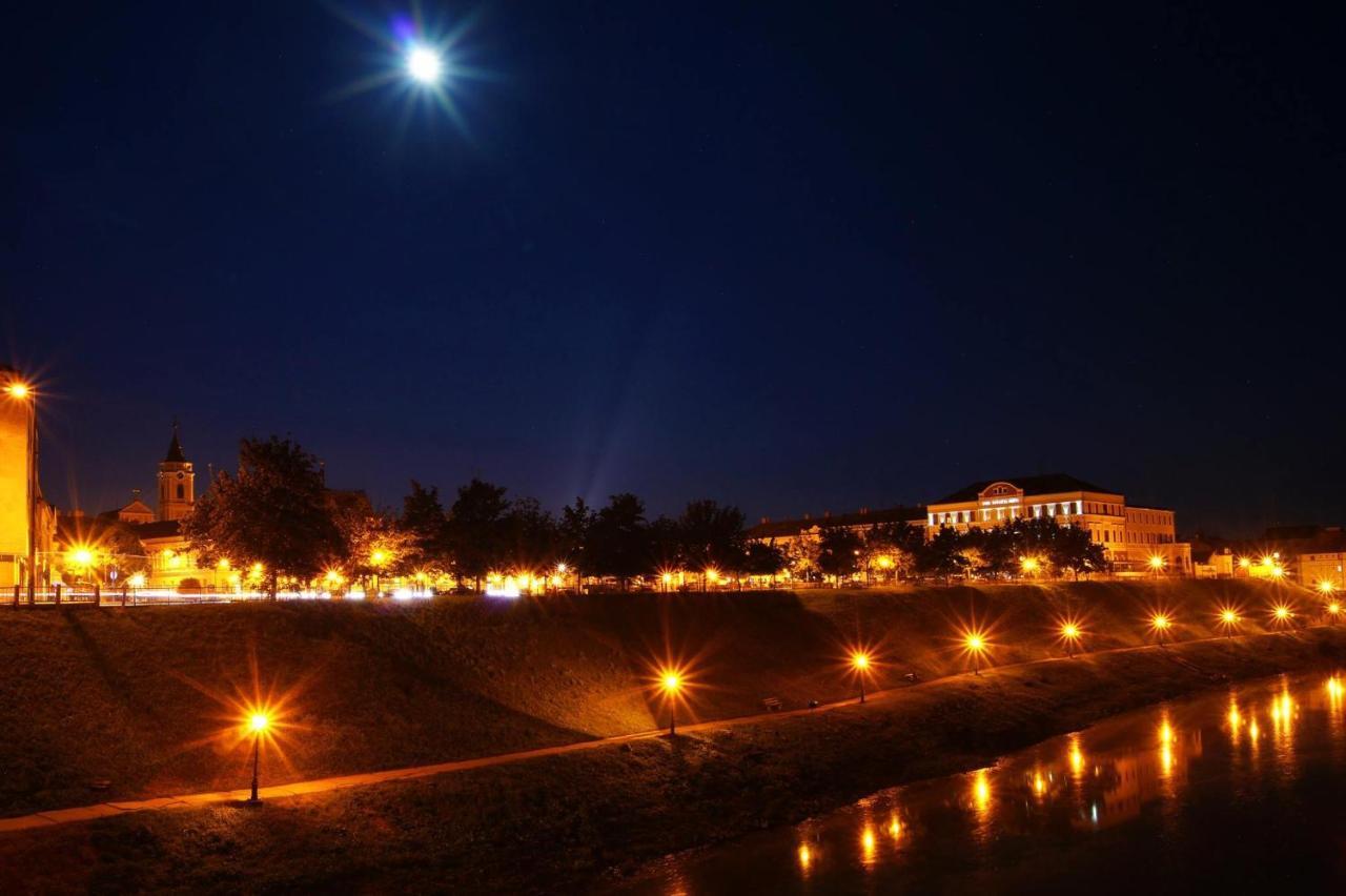 Hero 4 Sterne Ferienhaus Baja Bagian luar foto